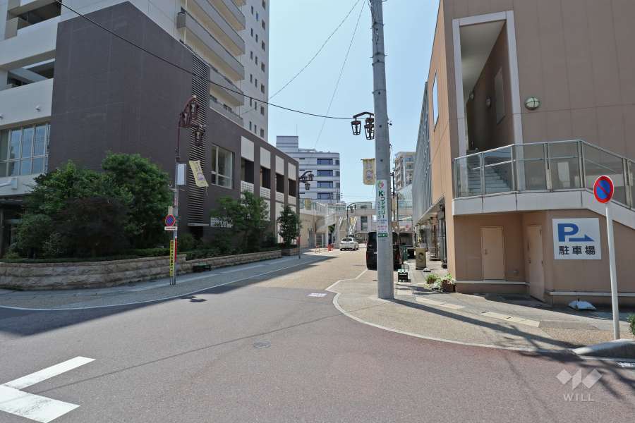 敷地西側道路は「弘法通り」と呼ばれ、すぐ北側の「勝川大弘法通り商店街」へと続いています。