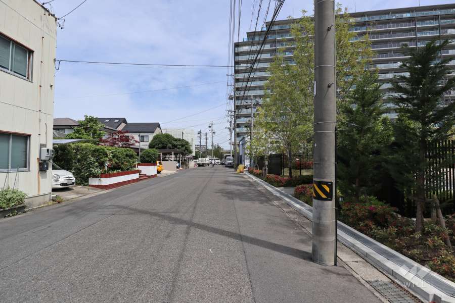 敷地西側の前面道路
