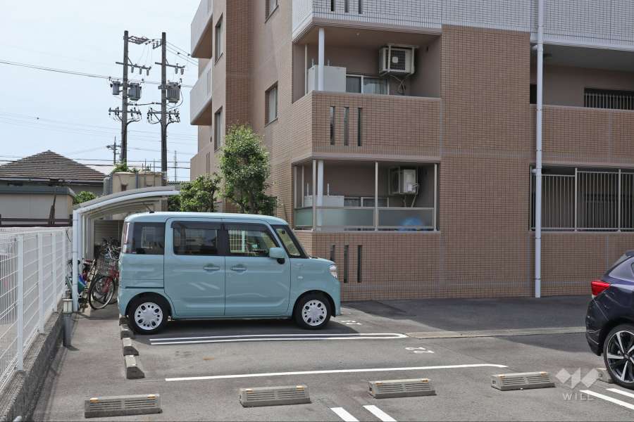 敷地内駐車場（屋外平面式）と駐輪場