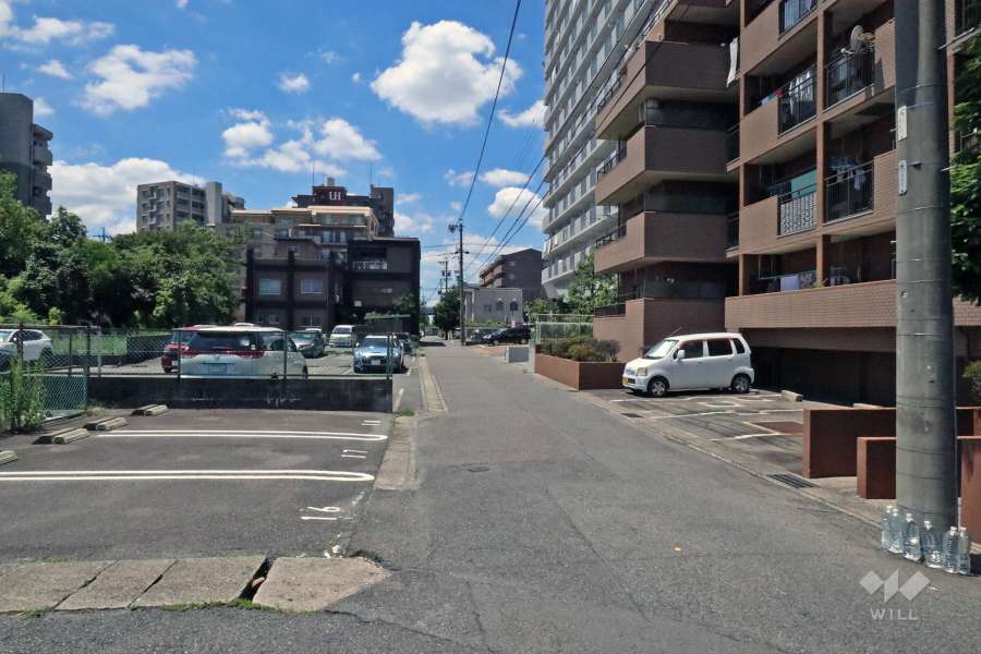 敷地内駐車場（屋外平面式）と敷地南側前面道路