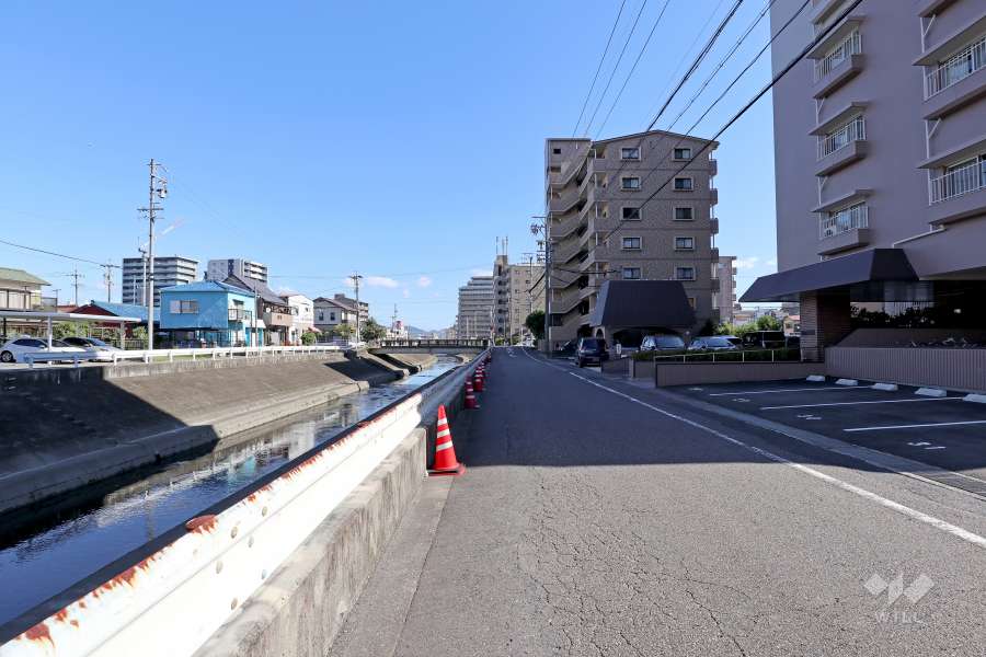 敷地北側の前面道路