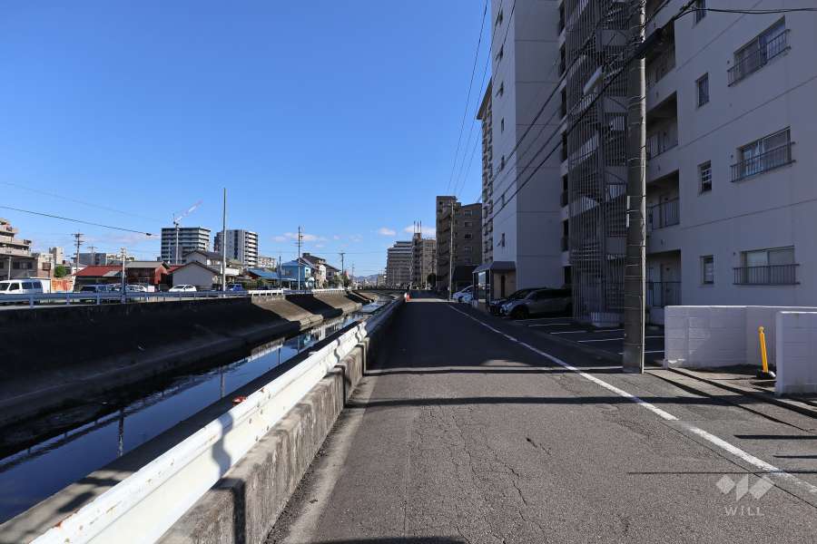 敷地北西側の前面道路（南東側から）
