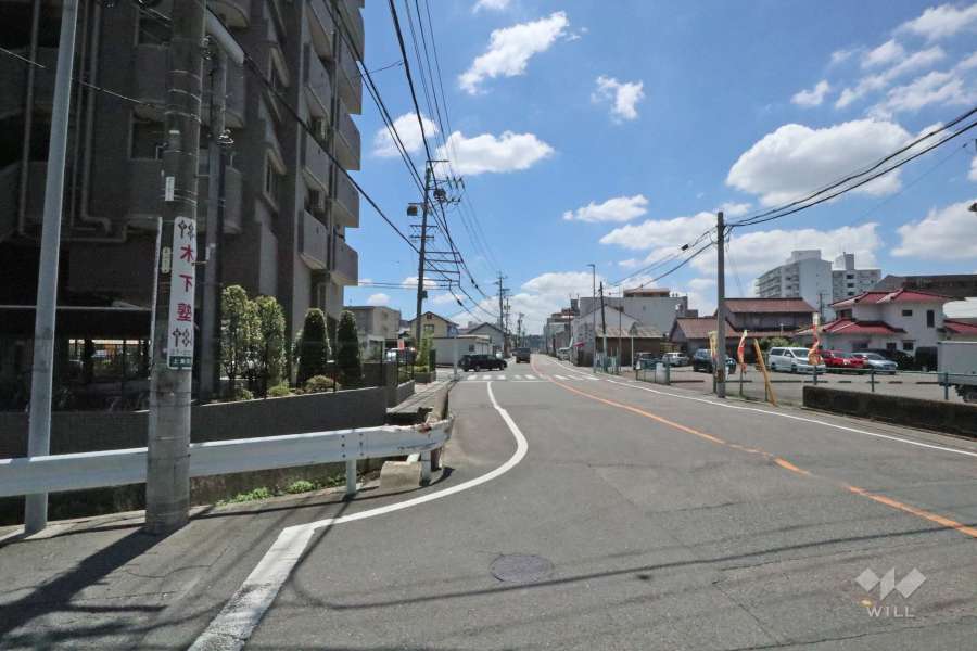 敷地西側の前面道路