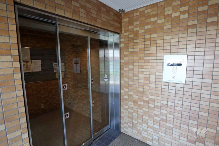 エントランスはオートロック付きです。