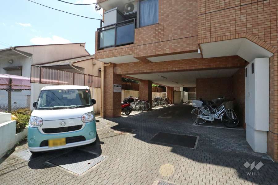 敷地内駐車場と駐輪スペース