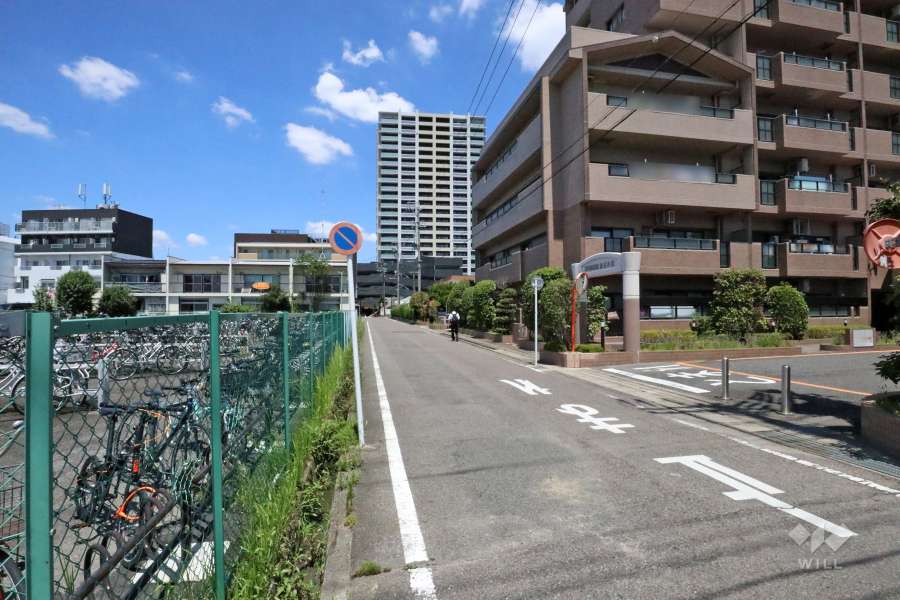 敷地西側の前面道路