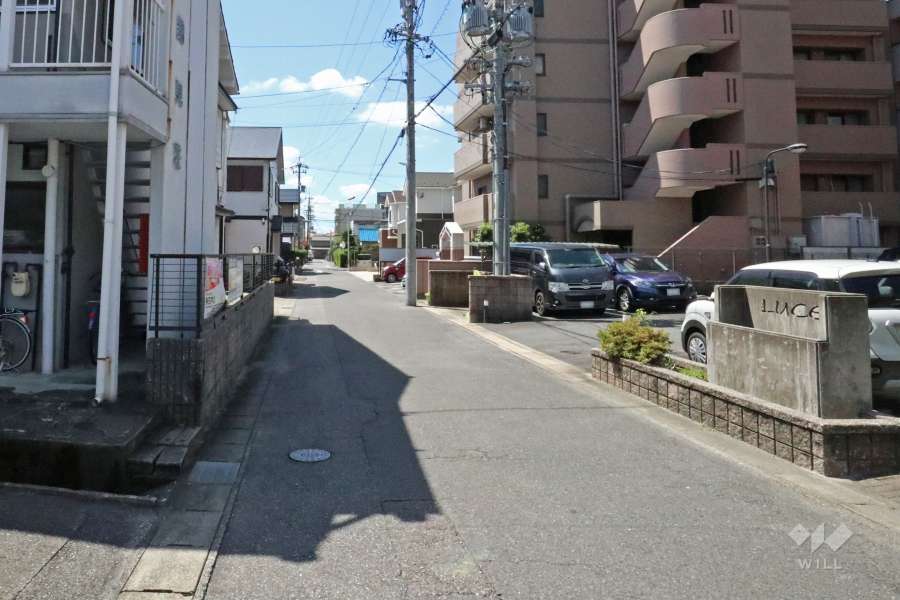 敷地東側の前面道路（北側から）