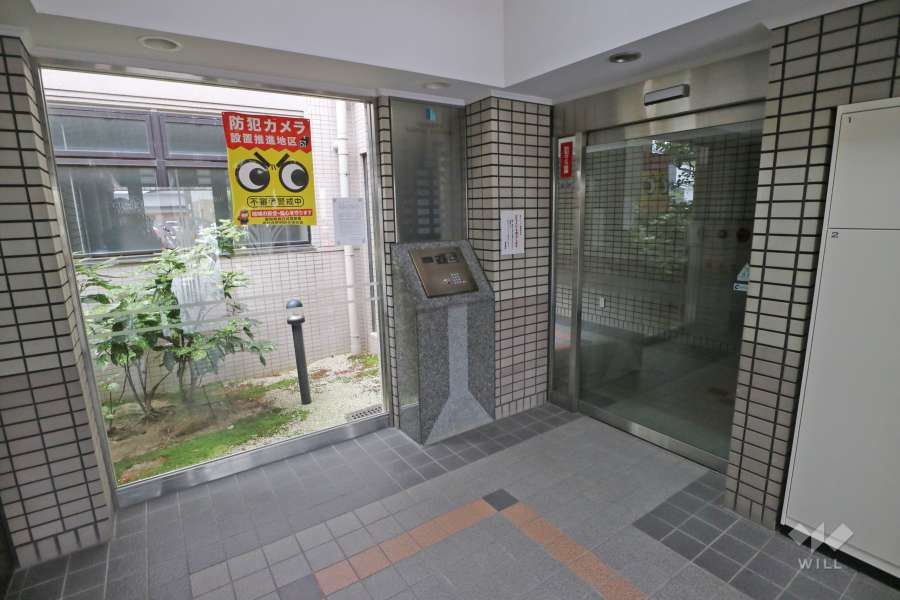 エントランスはオートロック付きです。