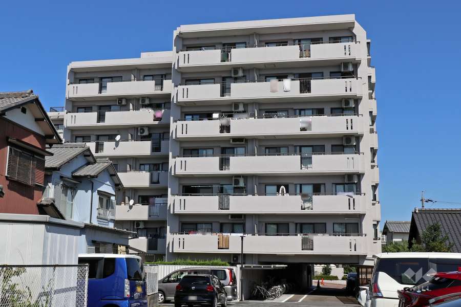 シャルマンコーポ春日井の外観（南側から）