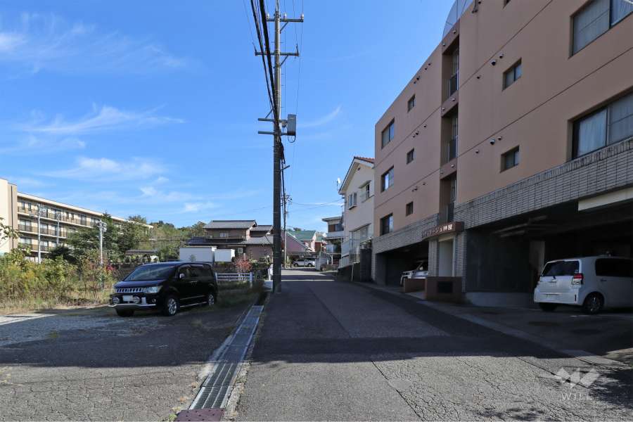 敷地北側の前面道路