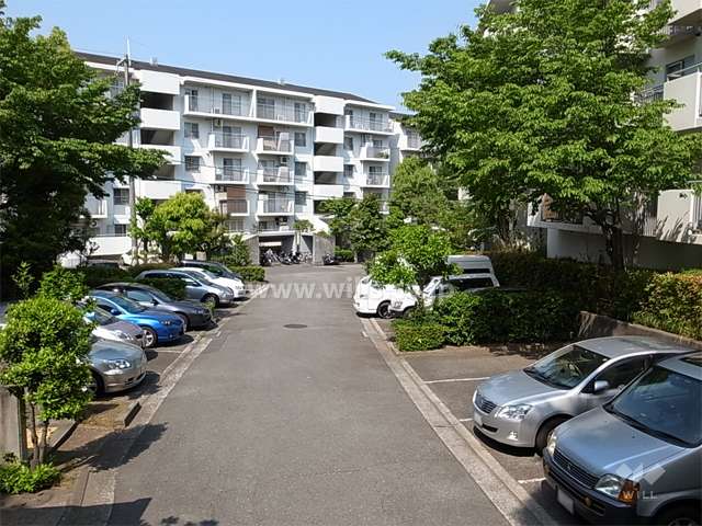 １９号棟の南側は駐車場になっています。