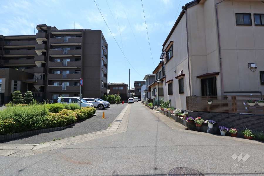 敷地西側の前面道路