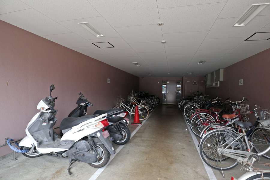 バイク置場と駐輪場