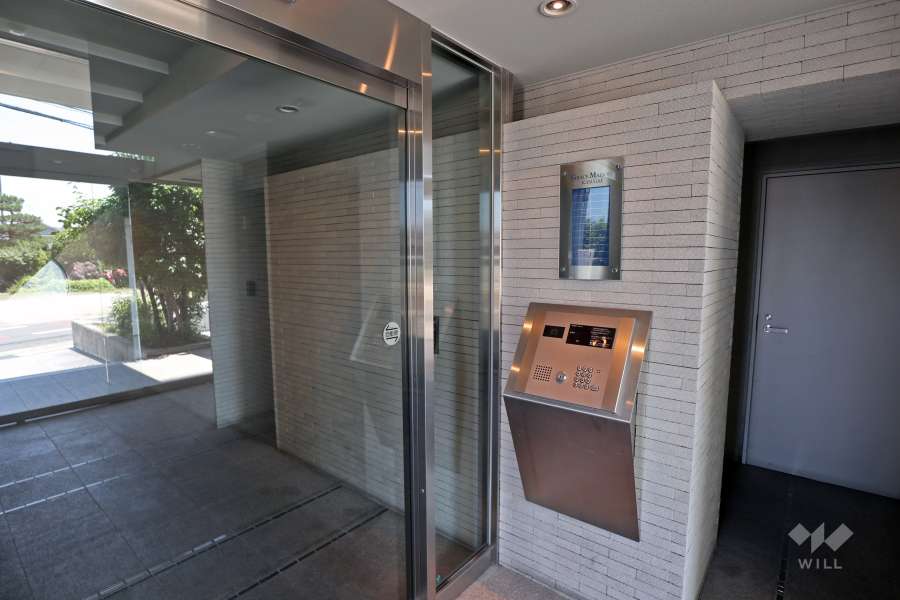 エントランスはオートロック付きです。