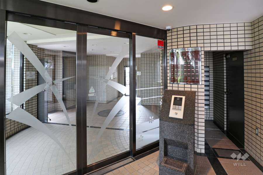 エントランスはオートロック付きです。