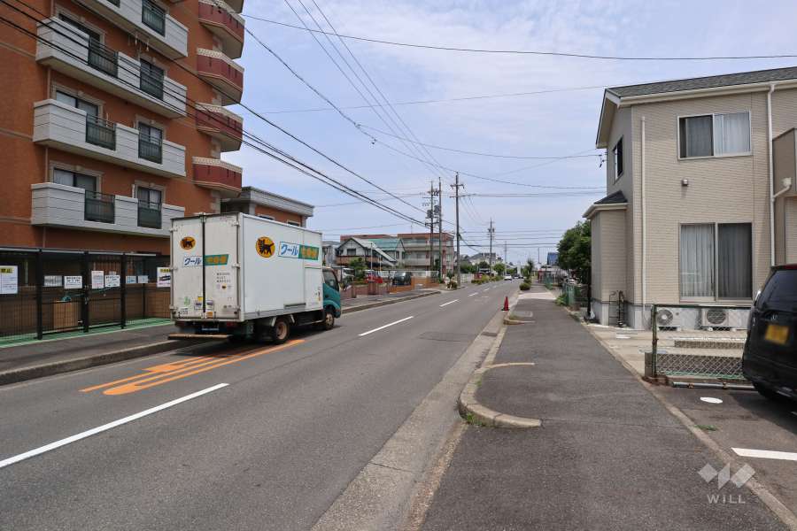 敷地東側の前面道路（南側から）