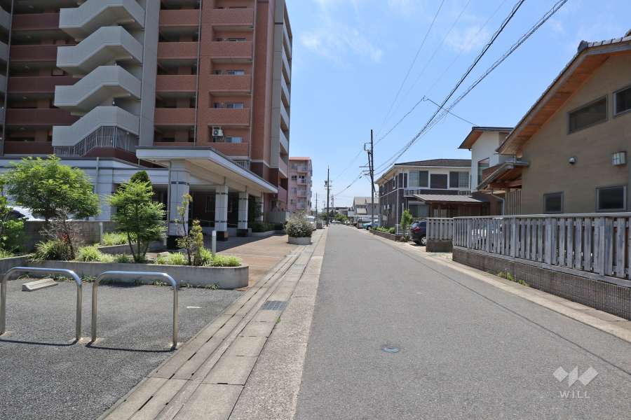 敷地西側の前面道路