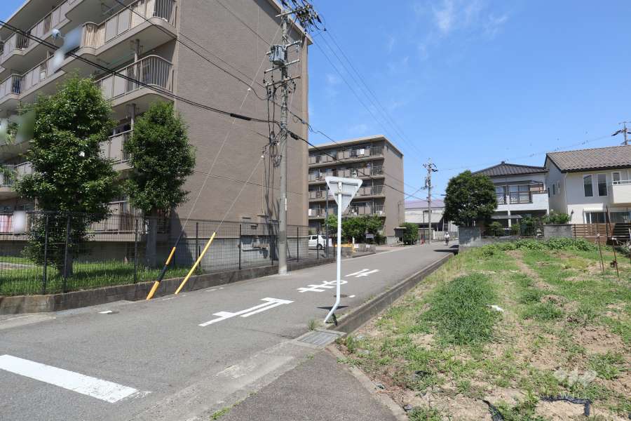 敷地東側の前面道路