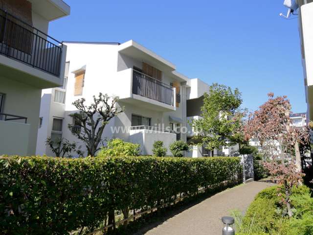 公団千里緑丘団地２１号棟の外観（南東側から）