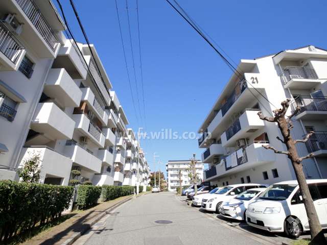 公団千里緑丘団地２１号棟西側の通路