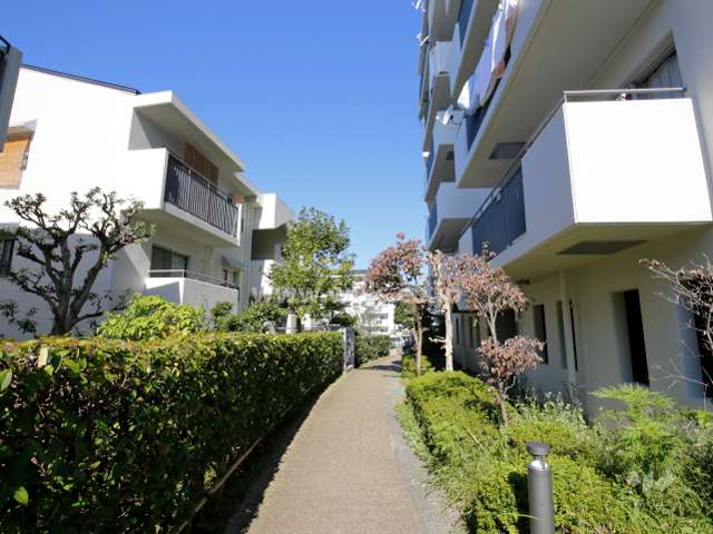 公団千里緑丘団地２１号棟東側の緑道