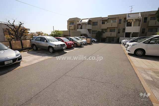 敷地内駐車場（屋外平面式）通路はアスファルト、駐車部分はタイル張りです。