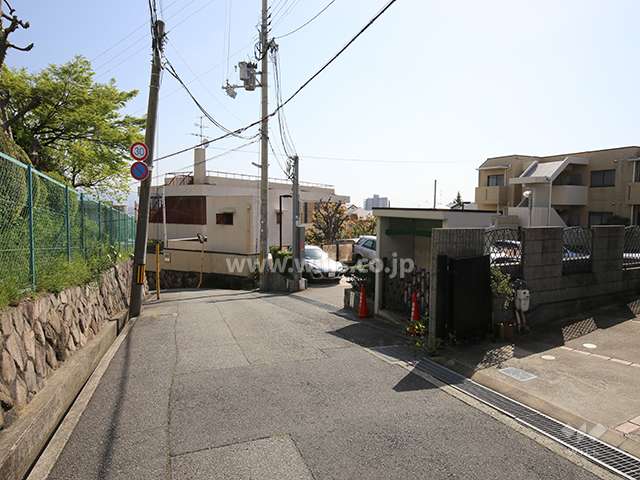 敷地北西側の前面道路。周辺は高台の閑静な住宅地です。