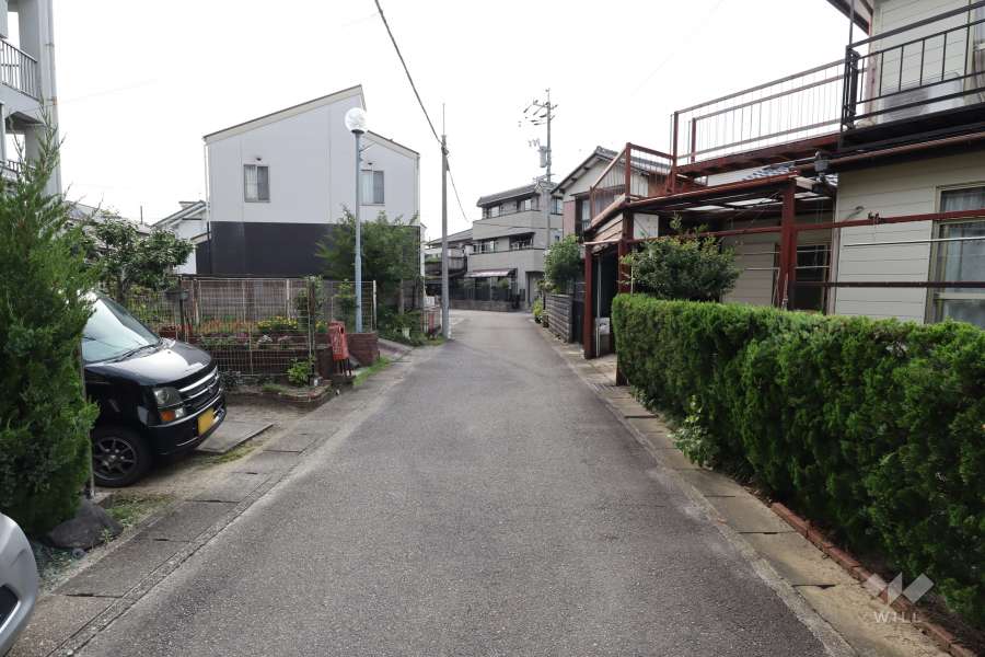敷地北側の前面道路（東側から）