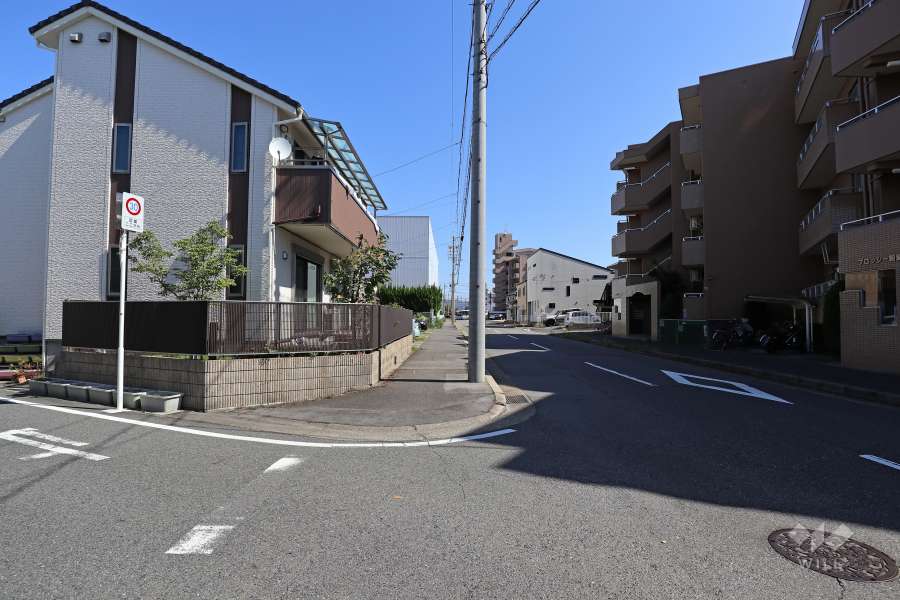 敷地北側の前面道路
