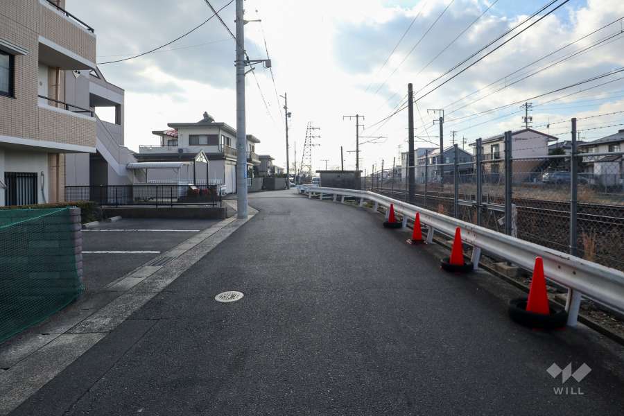 敷地北側の前面道路。道を挟んでJR中央本線が走っています。
