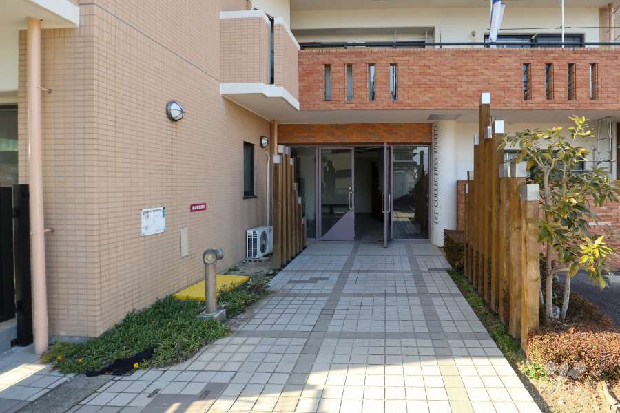 南側エントランスアプローチ