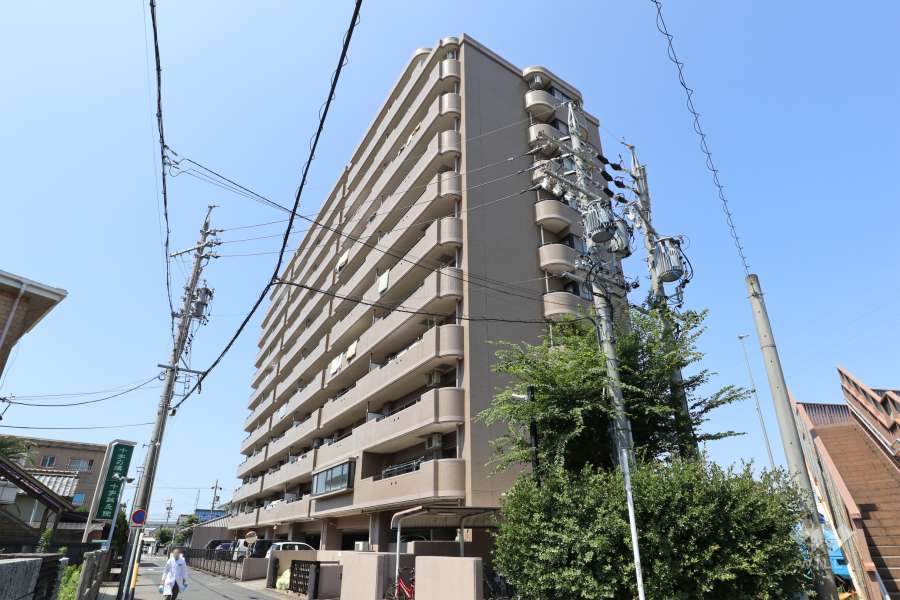 シャトー勝川2の外観（東側から）