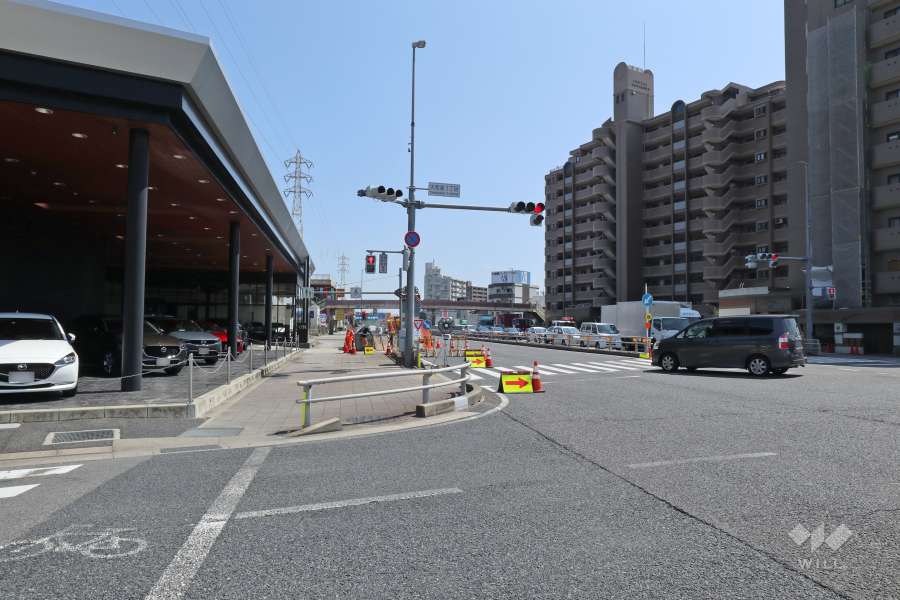 敷地西側の前面道路
