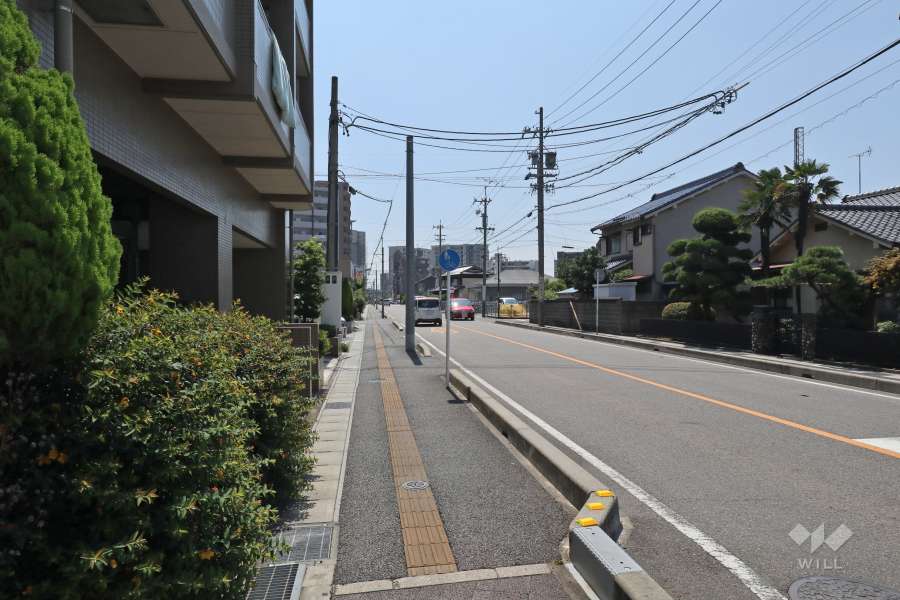 敷地南側の前面道路