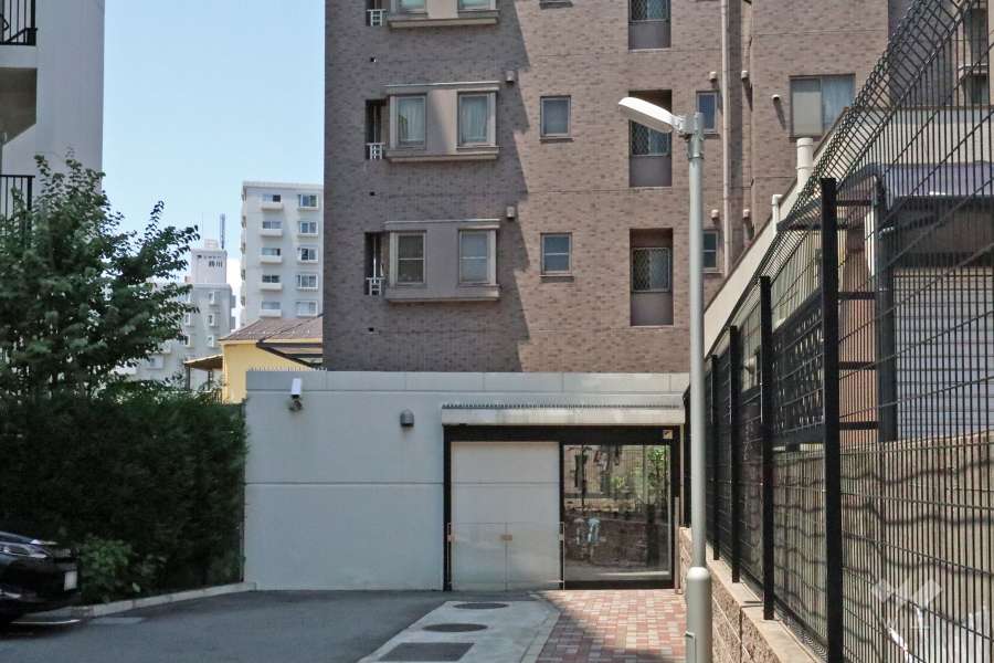 屋内に設けられた駐輪場の入り口