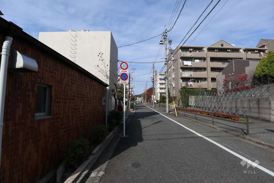敷地東側の前面道路（南側から）