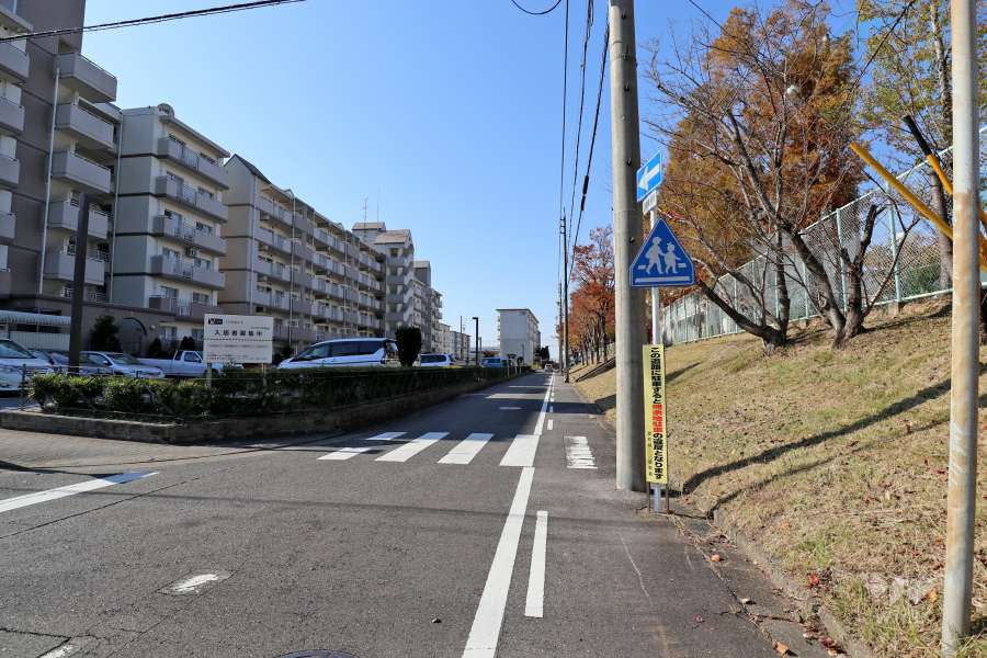 敷地北側の前面道路