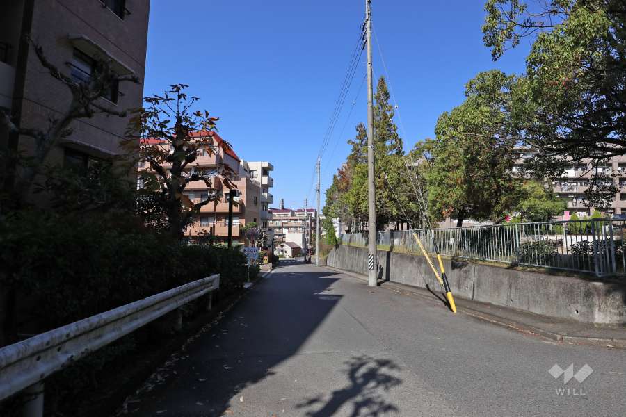 敷地西側の前面道路