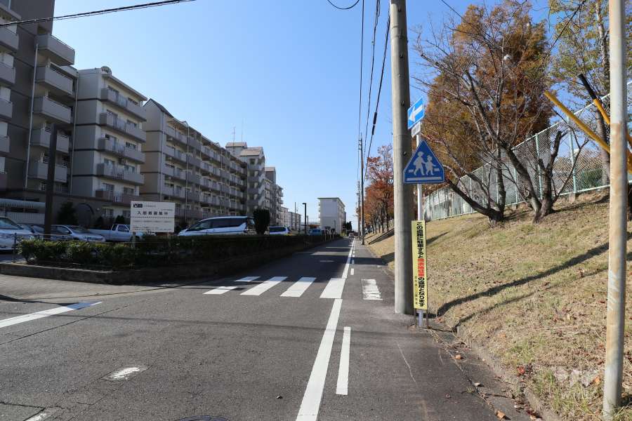 敷地北東側の前面道路