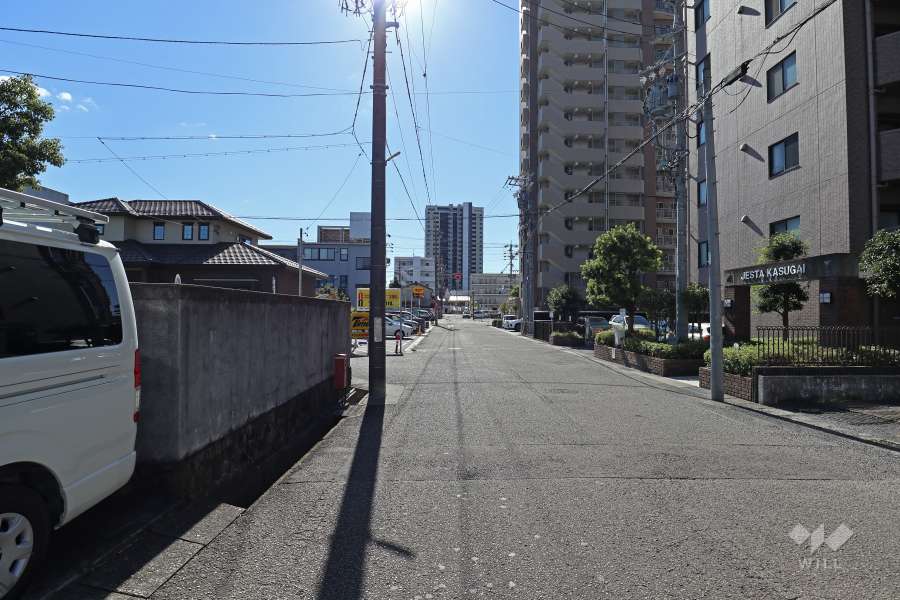 敷地東側の前面道路
