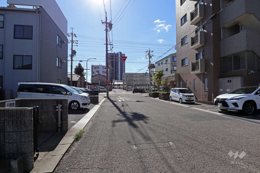 敷地東側の前面道路