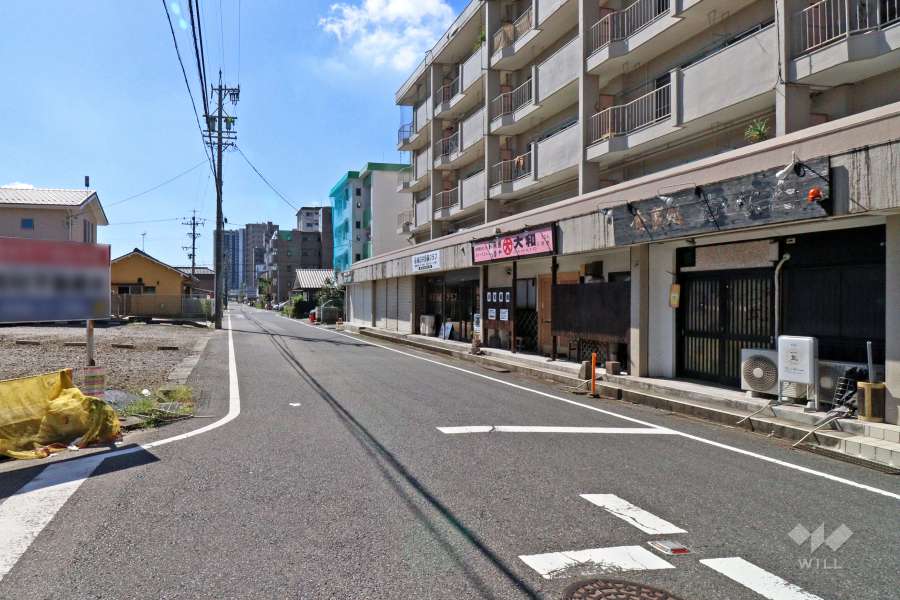 敷地東側の前面道路と1Fテナント