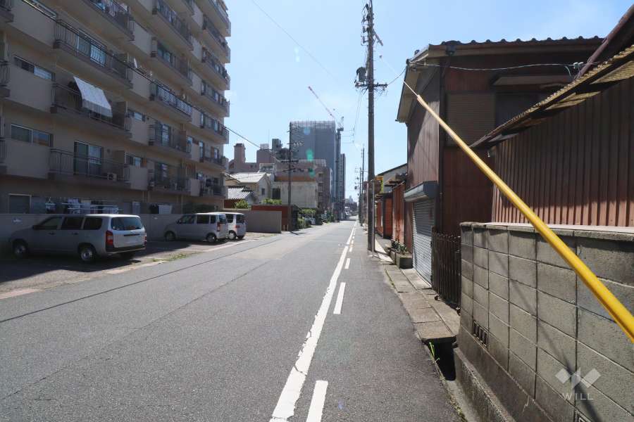 敷地西側の前面道路