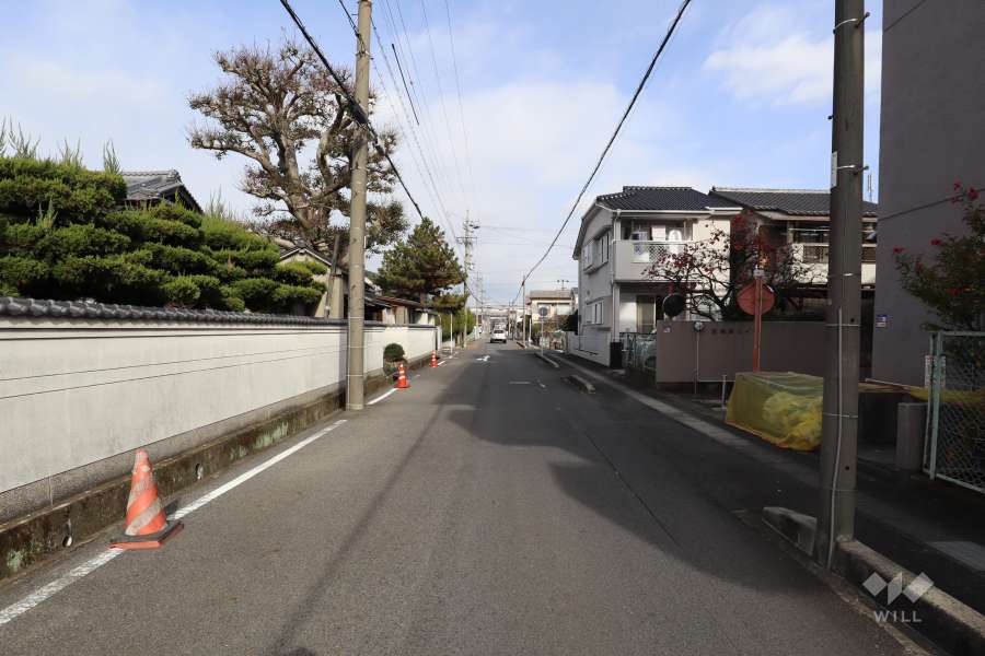 敷地北側の前面道路（西側から）