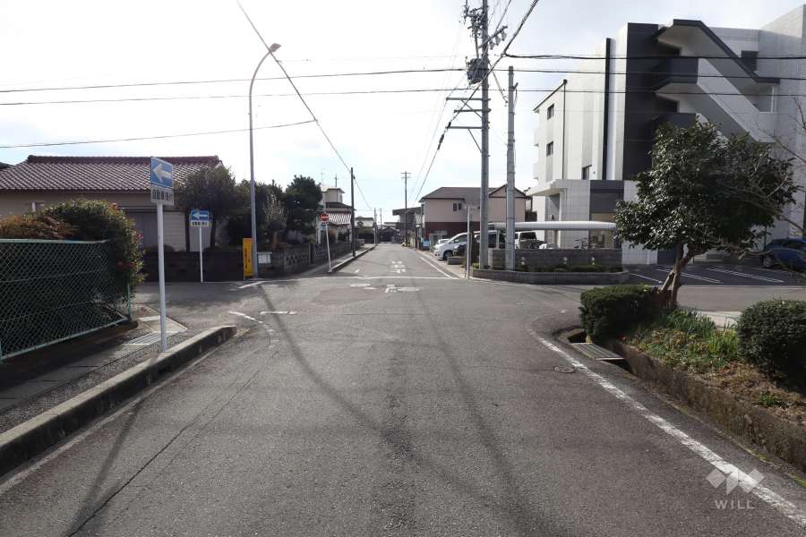 敷地北側の前面道路（東側から）
