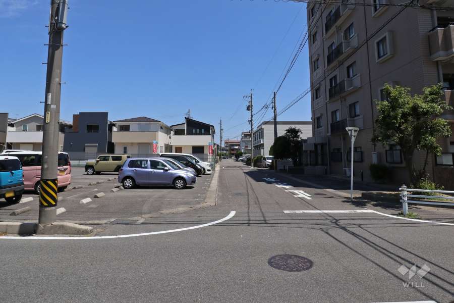 敷地西側の前面道路（南側から）
