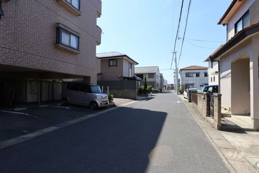 敷地西側の前面道路