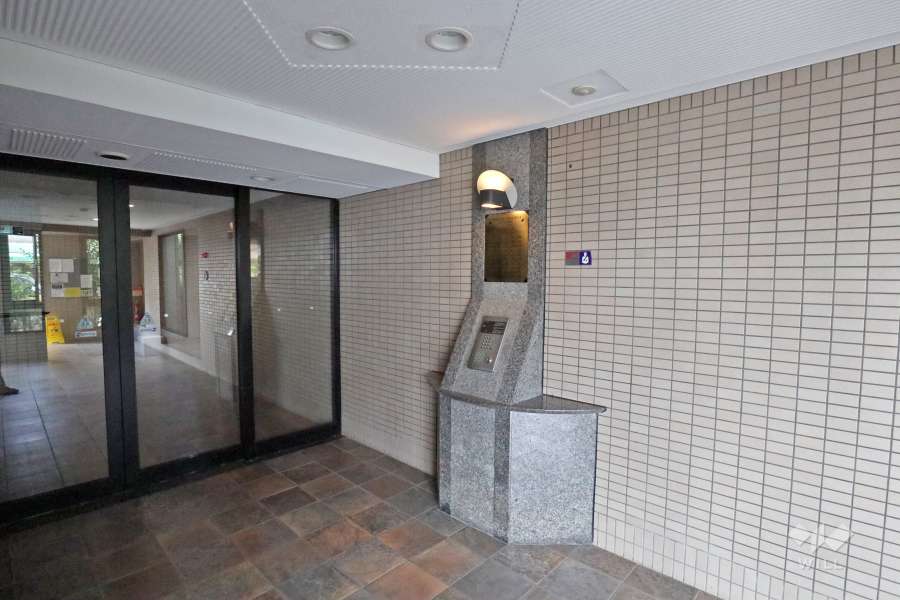 エントランスはオートロック付きです。