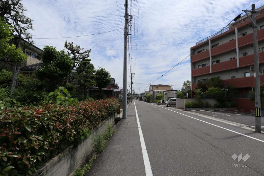 敷地北側の前面道路（西側から）