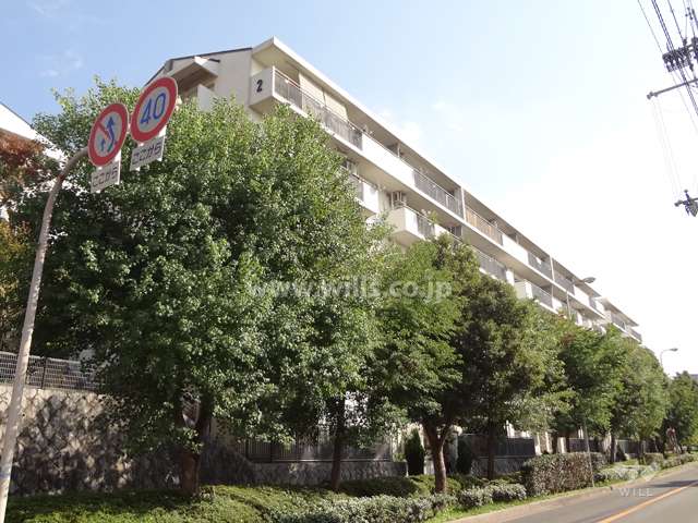 公団千里緑丘団地２号棟の外観（北西側から）